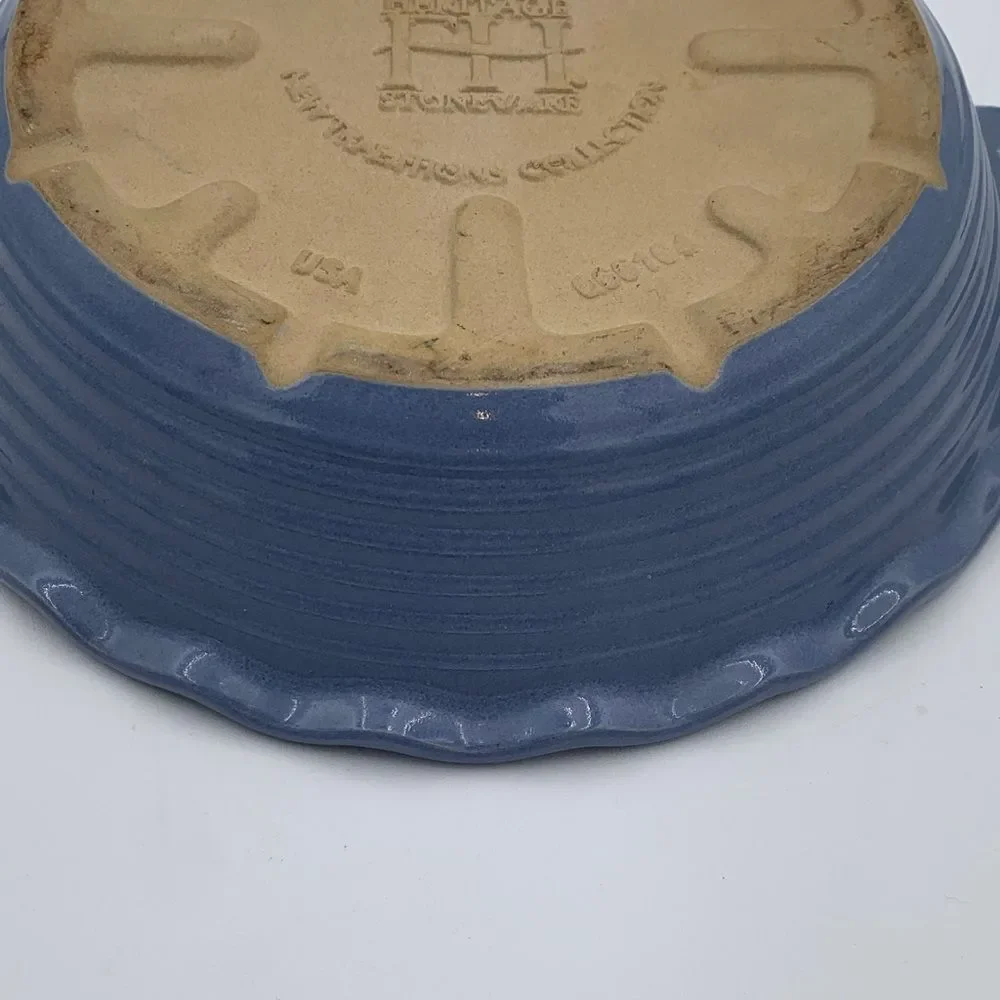 Pampered Chef Family Heritage Blue and Tan Stoneware Pie Dish county blue